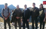 Konsul generlany USA, dr Paweł Skawiński - dyrektor TPN oraz przedstawiciele Parku Narodowego Gór Skalistych podczas spaceru wokół Kasprowego Wierchu
