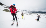 Adam Marasek prowadzi szkolenie skiturowe w rejonie Kasprowego Wierchu. Fot. Piotr Drożdż