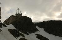 <i>...Pod wierzchołkiem stoi końcowa stacja (1959 m) z restauracją, a prawie na samym wierzchołku - budynek obserwatorium <br />meteorol. (do wys. 1991 m)...</i><br />Fot. Zbigniew Janusz