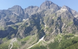 Mięguszowieckie Szczyty. Mięguszowiecka Przełęcz pod Chłopkiem widoczna między Czarnym Mięguszowieckim Szczytem (pierwszy od lewej) a Pośrednim Mięguszowieckim Szczytem