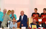Gratulacje Apoloniuszowi Rajwie składa wiceambasador Polski w Rzymie Marta Zielińska - Śliwka.  Fot. Zofia Szwajnos/Tygodnik Podhalański